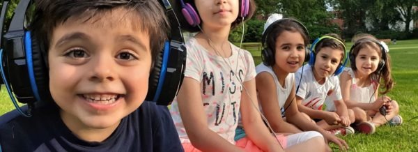 Kinder hören Hörbücher über Kopfhörer