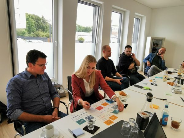 Workshopteilnehmer entwickeln gemeinsam neue Ideen mit Post-its