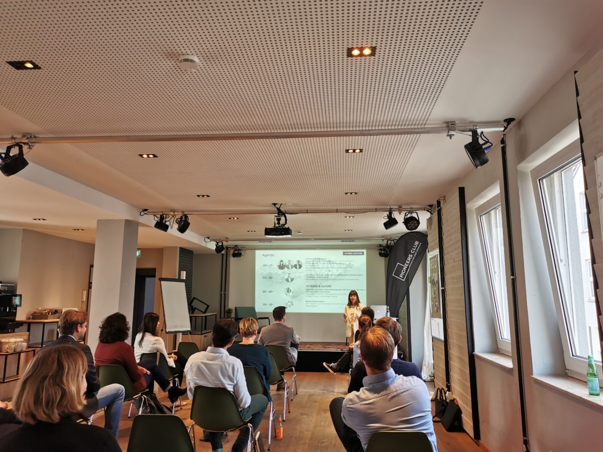 Catharina Knieper moderiert das HR-Event im Pioneers Club in Bielefeld