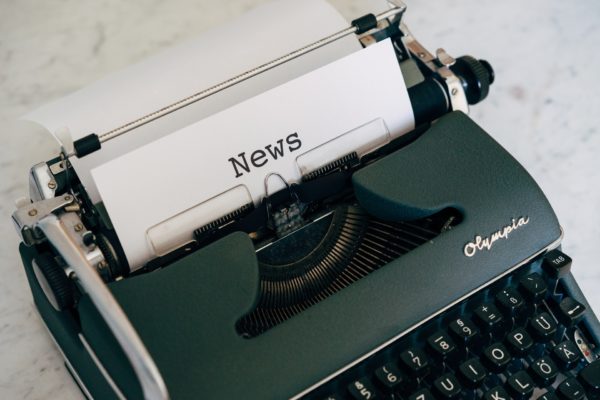 Schreibmaschine mit Neuigkeiten Papier